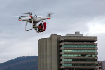 Uno de los drones que ha sobrevolado por el centro de Pamplona este viernes.