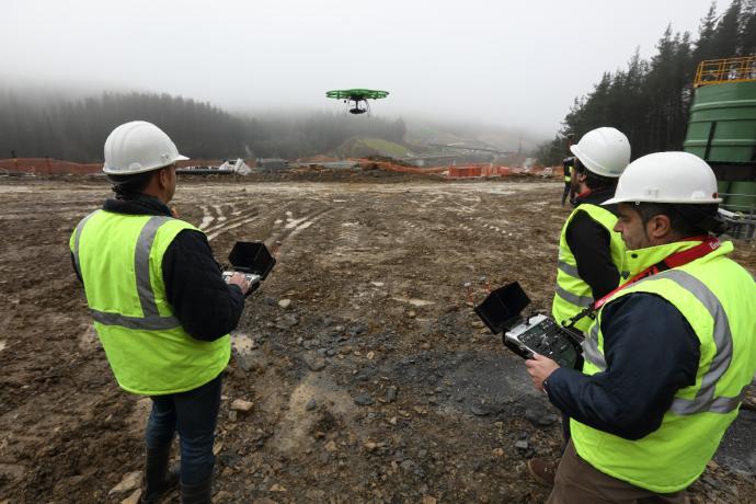 La Diputación usó drones ya en 2016 durante las obras de la variante viaria de Ermua para vigilar posibles afecciones al medio ambiente.