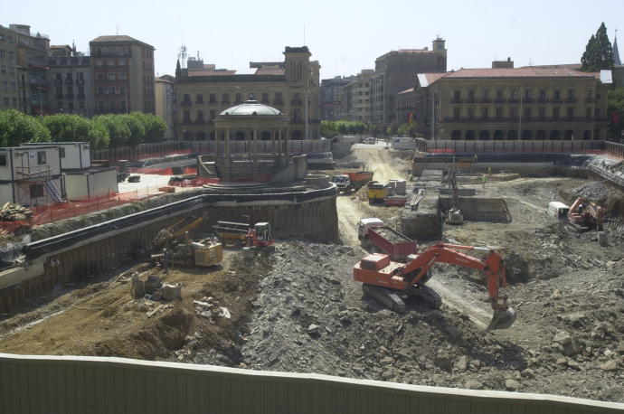 Imagen captada el 5 de agosto de 2002, en pleno trabajo de las máquinas excavadoras en socavón creado en la Plaza del Castillo