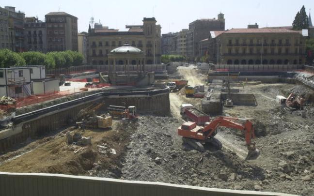 Imagen captada el 5 de agosto de 2002, en pleno trabajo de las máquinas excavadoras en socavón creado en la Plaza del Castillo Imagen captada el 5 de agosto de 2002, en pleno trabajo de las máquinas excavadoras en socavón creado en la Plaza del Castillo