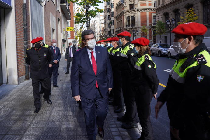 Juan Mari Aburto, alcalde de Bilbao, felicita a la Policía Municipal por su "trayectoria impecable".