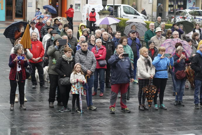 Vitorianos esperando al inicio del Zortziko, a las nueve de la mañana en la Plaza de la Provincia.