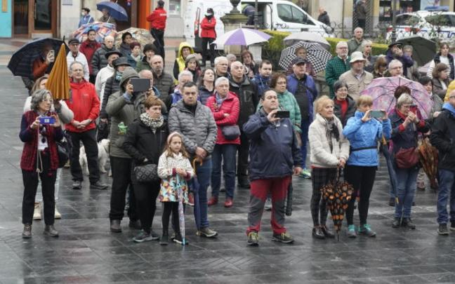 Vitorianos esperando al inicio del Zortziko, a las nueve de la mañana en la Plaza de la Provincia.