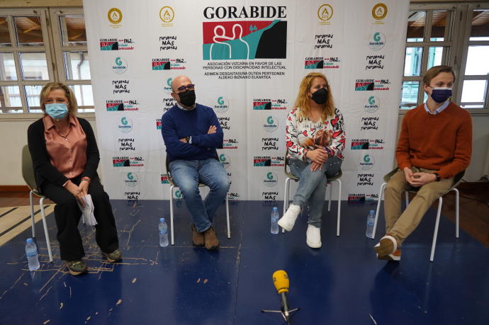 Varios voluntarios participaron en el acto de Gorabide.