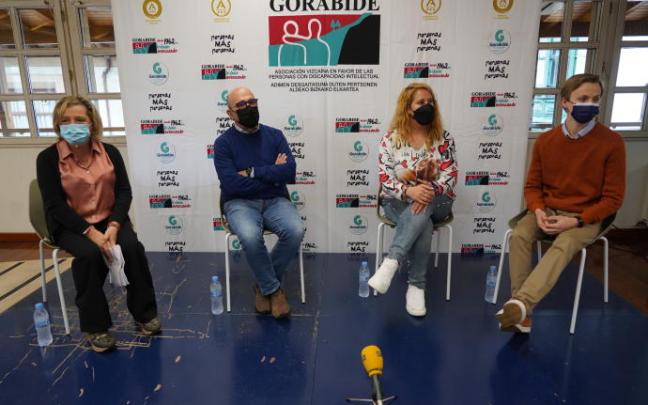 Varios voluntarios participaron en el acto de Gorabide.