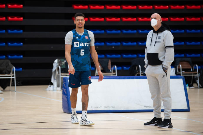 Spahija, junto a Baldwin en su primer entreno tras superar el covid-19