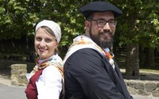 Saray Herrero y Jon Ruiz, caracterizados ya como Mari Pepa y Arlote. Saray Herrero y Jon Ruiz, caracterizados ya como Mari Pepa y Arlote.