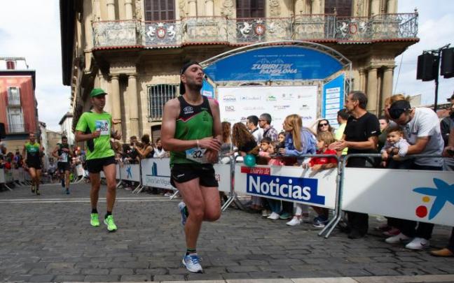 Atletas llegando a la meta del IV Medio Maratón Zubiri - Pamplona en 2019