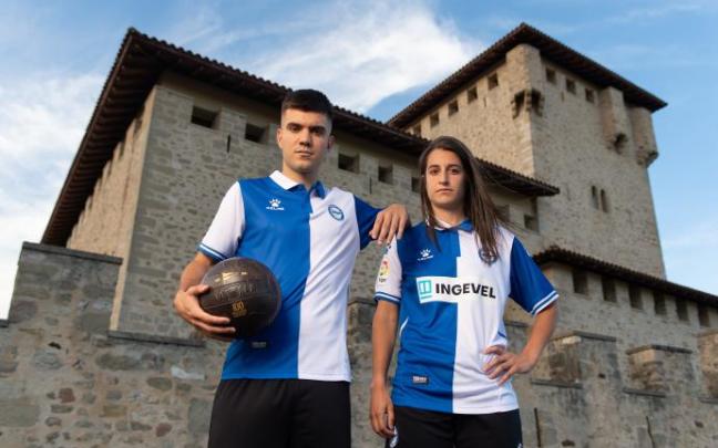 Equipación local del Alavés para la temporada 2021-22.