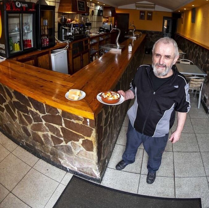 Agustín posa con un plato de patatas bravas