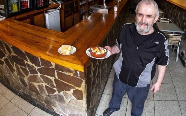 Agustín posa con un plato de patatas bravas