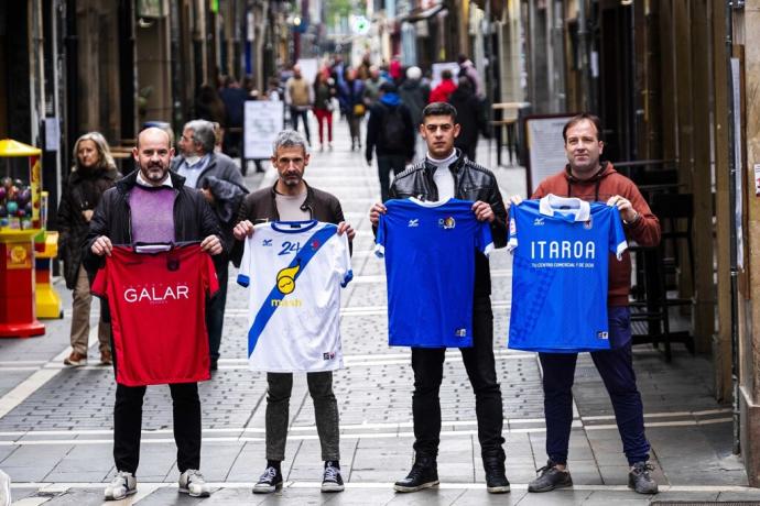 Los entrenadores de Subiza, Cantolagua, Txantrea e Itaroa Huarte posan junto con las camisetas de sus clubes.