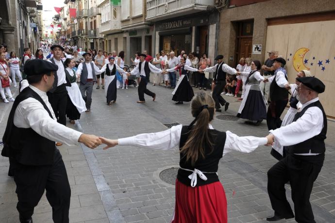 Dantzaris de Rocamador Dantza Taldea bailando en el primer día de fiestas en honor a San Sebastián.