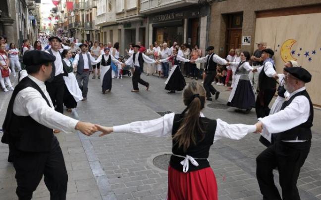 Dantzaris de Rocamador Dantza Taldea bailando en el primer día de fiestas en honor a San Sebastián.