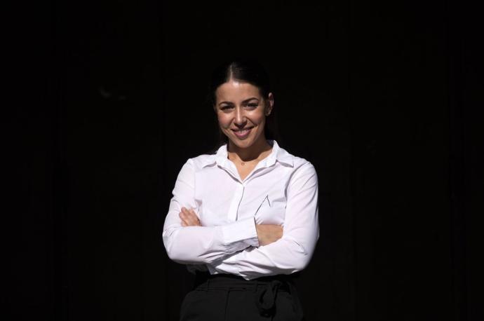 Joana Artieda posa con su uniforme de trabajo en los soportales de la Plaza del Castillo.