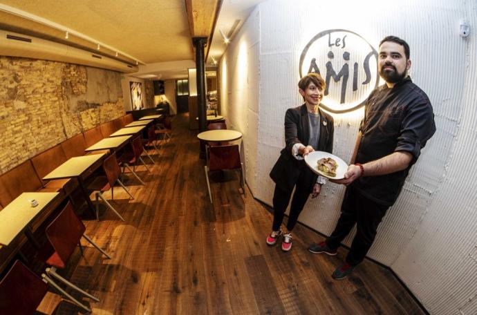 Eduardo Llop y Valentina Hernández en el interior del restaurante situado en la calle Pozo Blanco.