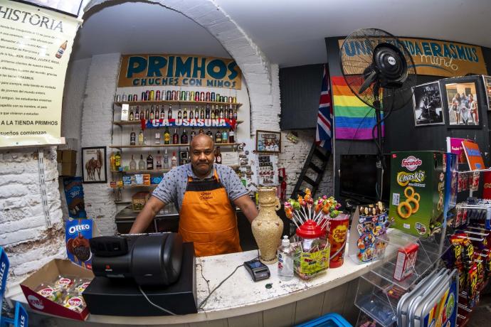 Primitivo Herrera, Primhos para todo el mundo, detrás del mostrador de su tienda de la calle Navarrería, el local más icónico de las chuches con mimos.