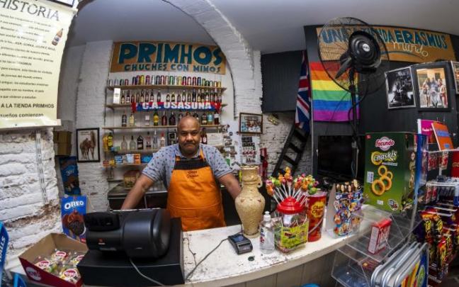Primitivo Herrera, Primhos para todo el mundo, detrás del mostrador de su tienda de la calle Navarrería, el local más icónico de las chuches con mimos. Primitivo Herrera, Primhos para todo el mundo, detrás del mostrador de su tienda de la calle Navarrería, el local más icónico de las chuches con mimos.