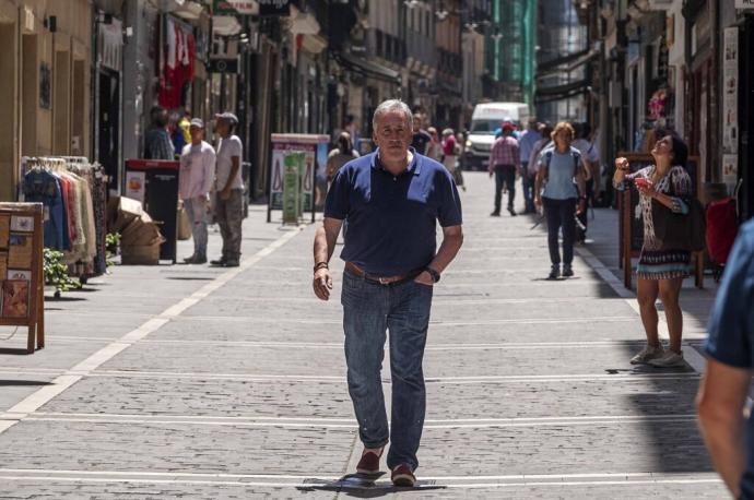 Asiron posa en el Casco Viejo de Pamplona