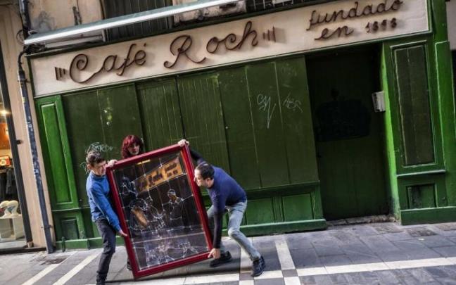 Los trabajadores del Café Roch sacan este jueves un cuadro