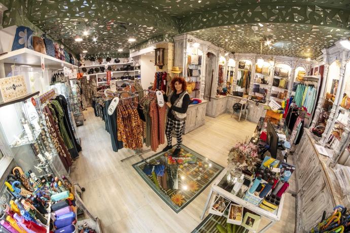 Zuriñe Úcar Lerga posa con un paraguas en el interior de la tienda de ropa y complementos Mírate, la antigua sombrerería Aznárez.