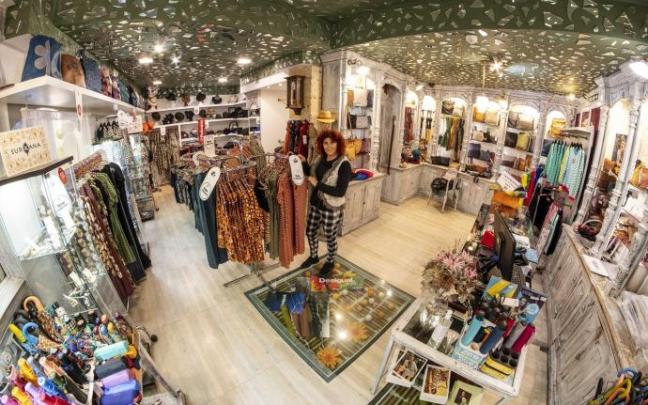Zuriñe Úcar Lerga posa con un paraguas en el interior de la tienda de ropa y complementos Mírate, la antigua sombrerería Aznárez.
