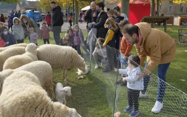 El puesto de los txikis del colegio con los productos solidarios para La Palma. El puesto de los txikis del colegio con los productos solidarios para La Palma.