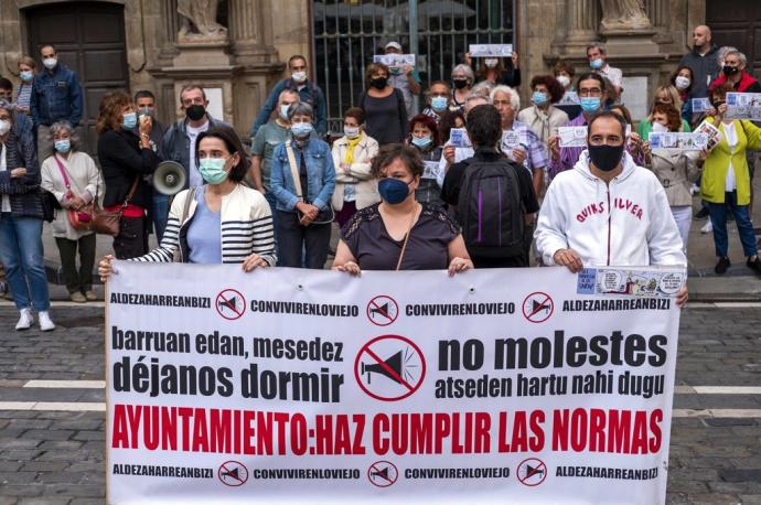 Decenas de personas se concentraron ayer a la tarde delante del Ayuntamiento de Pamplona.