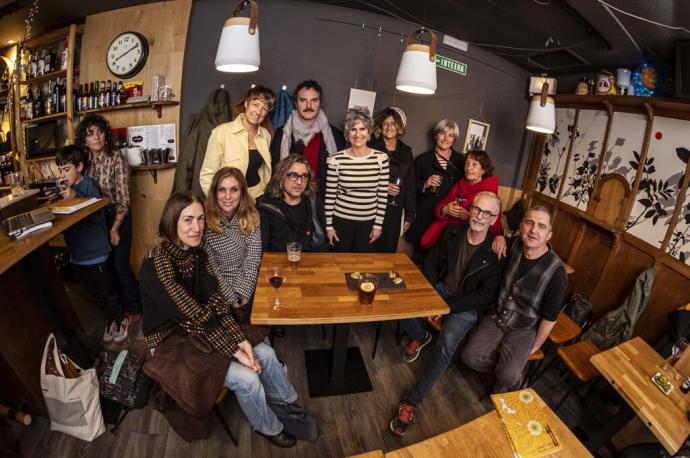 La familia del Lanbroa, trabajadores y artistas, antes de la inaugruación.