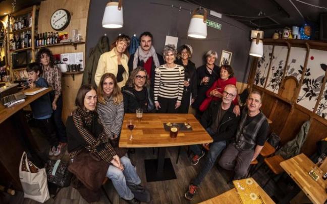 La familia del Lanbroa, trabajadores y artistas, antes de la inaugruación.