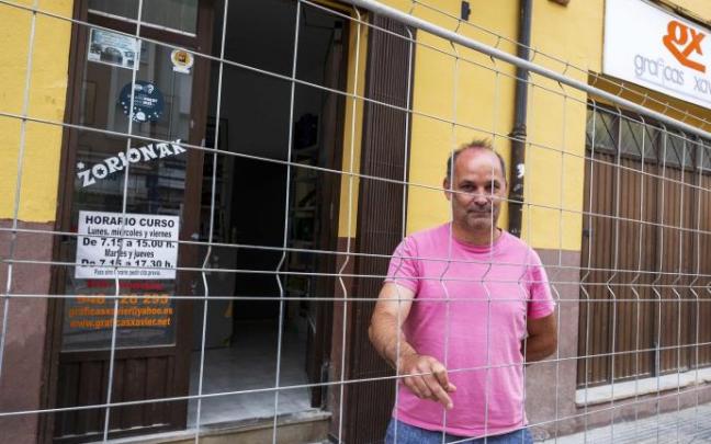 "Pagar 250 euros es excesivo, un abuso y por eso he decidido no sacar la tarjeta" Iban Romo, Dueño de Gráficas Xabier "Pagar 250 euros es excesivo, un abuso y por eso he decidido no sacar la tarjeta" Iban Romo, Dueño de Gráficas Xabier