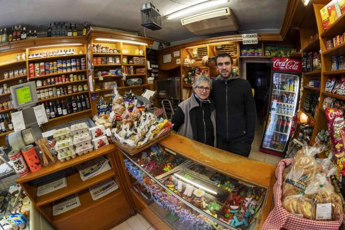 Kontxi González y su hijo, Antxon Pinzolas, dentro de Alimentación San Francisco, uno de los últimos colmados del Casco Viejo.