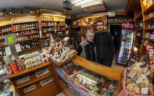 Kontxi González y su hijo, Antxon Pinzolas, dentro de Alimentación San Francisco, uno de los últimos colmados del Casco Viejo.