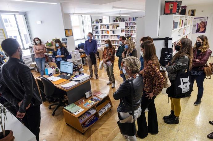 Visita de la Comisión al edificio de la Casa de las Mujeres, con los espacios que se han habilitado para el programa Coworkids.