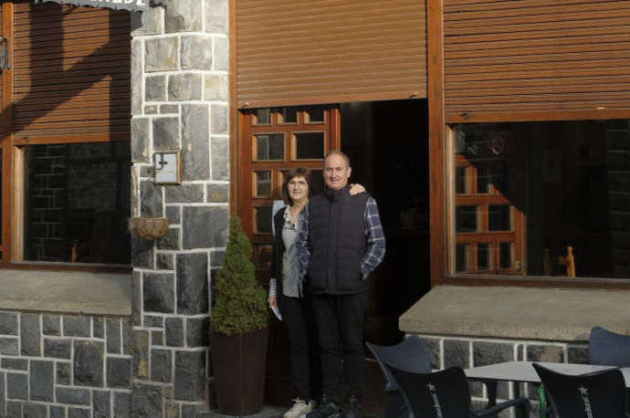 Pilar Planillo y Daniel Palacios posan junto a la puerta de Erdialde, frente al frontón Toki Ederra de Garde.