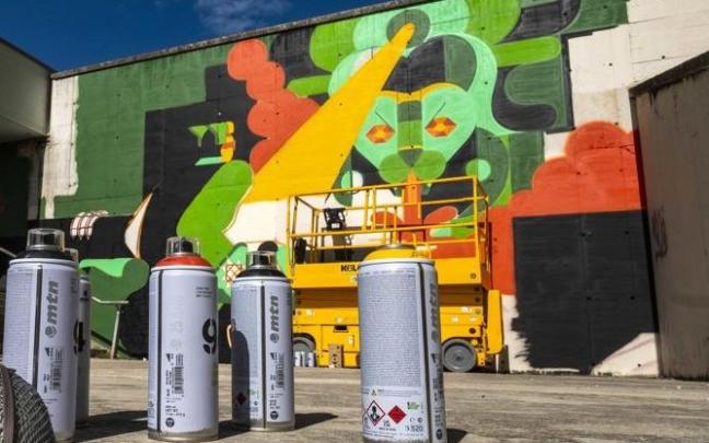 Vista panorámica del mural, situado en Etxabakoitz Norte junto a uno de los muros del ascensor urbano que une las calles del entorno de la treavesía Concepción Benitez.