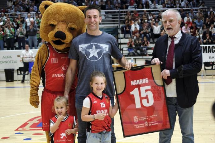 Narros fue homenajeado antes del partido entre el Basket Navarra y el Zornotza.