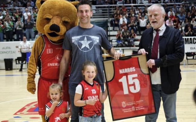 Narros fue homenajeado antes del partido entre el Basket Navarra y el Zornotza.