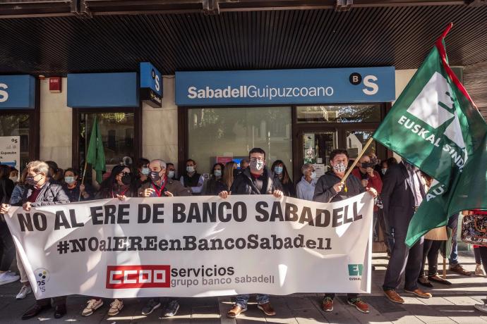 Protesta de los trabajadores del Banco Sabadell por el último ERE masivo.