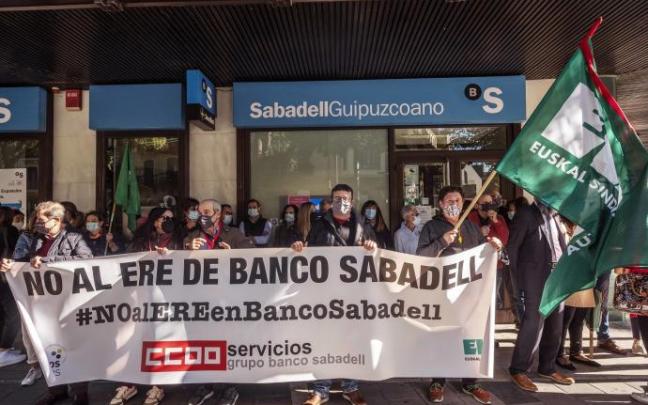 Protesta de los trabajadores del Banco Sabadell por el último ERE masivo. Protesta de los trabajadores del Banco Sabadell por el último ERE masivo.