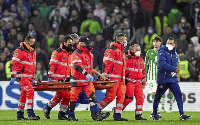 Rubén Duarte se retira en camilla durante el choque entre el Betis y el Alavés. Foto: Área 11
