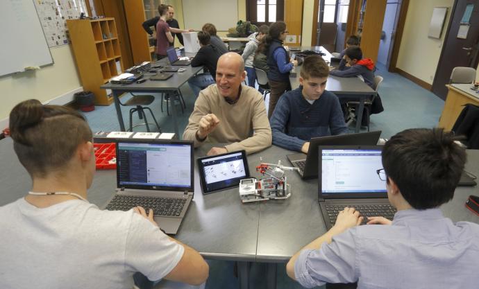 Varios estudiantes, en una clase de Robótica en un instituto.