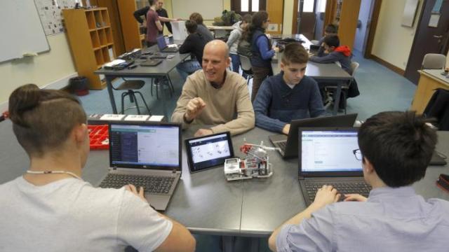 Varios estudiantes, en una clase de Robótica en un instituto.