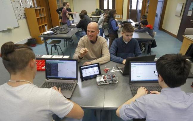 Varios estudiantes, en una clase de Robótica en un instituto. Varios estudiantes, en una clase de Robótica en un instituto.