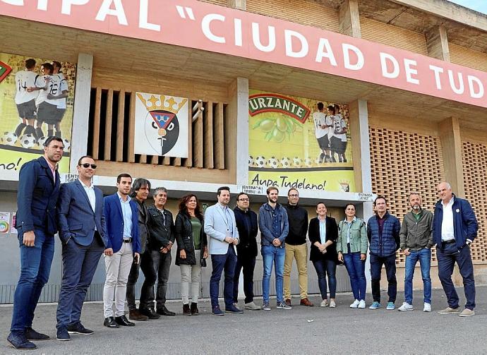 Alejandro Toquero, en el centro, cuando enseñó las deficiencias del estadio a la comisión parlamentaria.