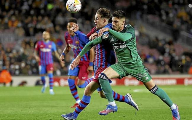 Un dudoso penalti de Nacho Vidal a Gavi abre la goleada