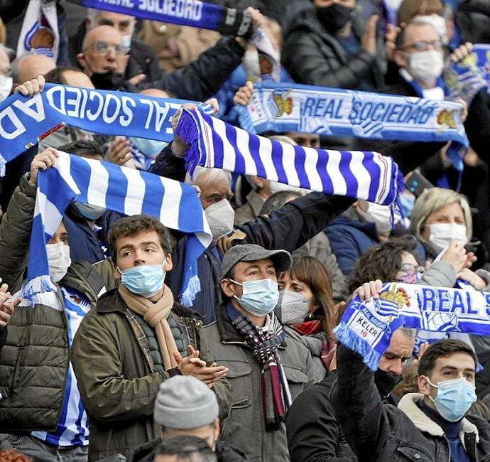 Aficionados animando a la Real ante el Celta. Foto: Ruben Plaza