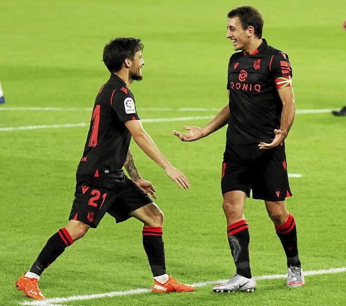 Silva y Oyarzabal celebran un gol del eibartarra al Betis en el 0-3 del pasado curso. Foto: Efe