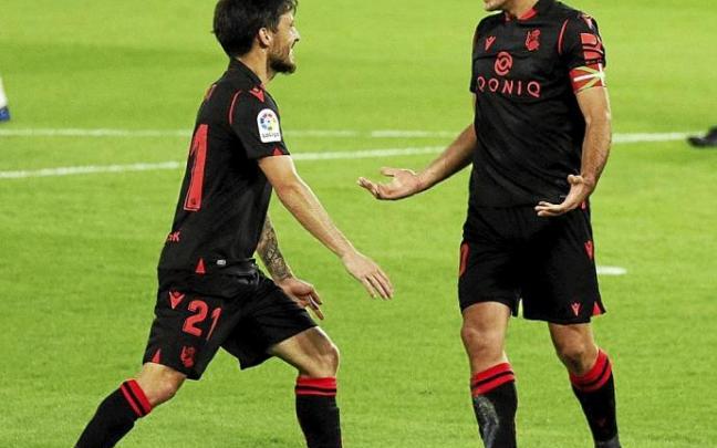 Silva y Oyarzabal celebran un gol del eibartarra al Betis en el 0-3 del pasado curso. Foto: Efe