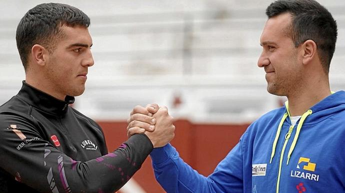 Iker Vicente y Mikel Larrañaga, en la plaza de toros de Tolosa. Foto: Ruben Plaza